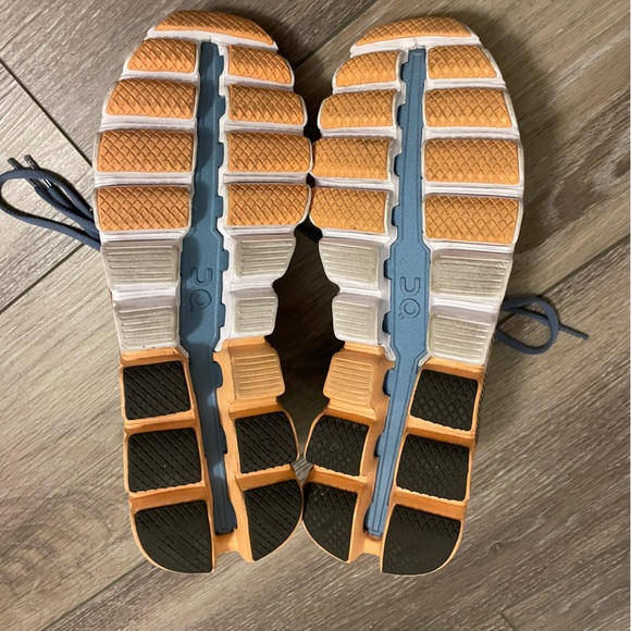 OnRun sneakers - Picture 2 of 7